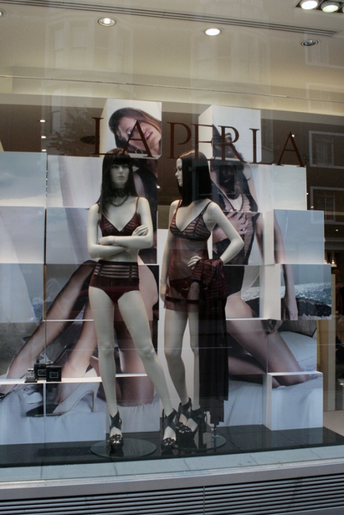 photography in windows La Perla